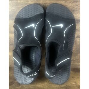 Nike (Play) Sandals Size 5 Black White Logo Shoes Stretchy Strap Fast Shipping
